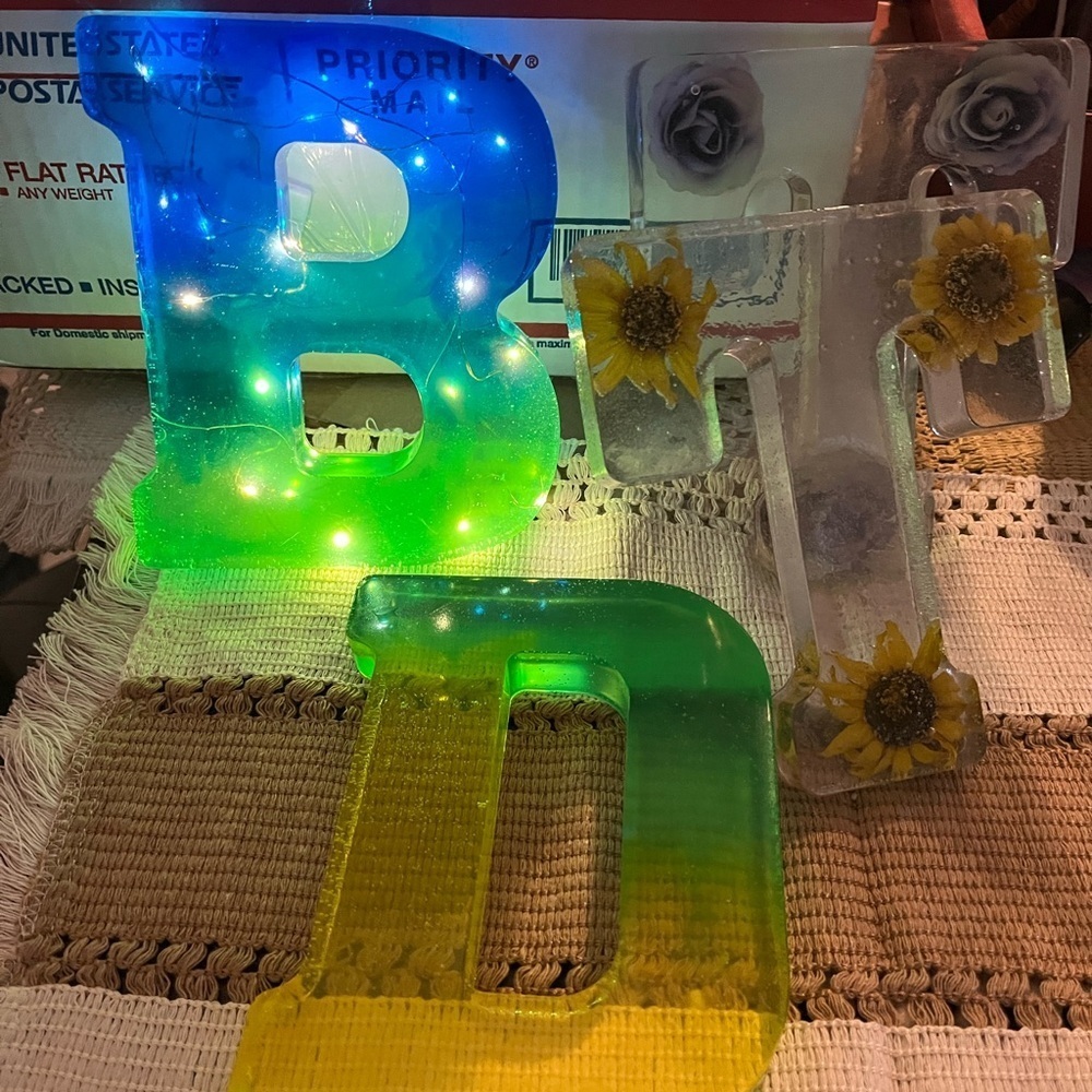 Custom resin letters - Picture 10 of 11